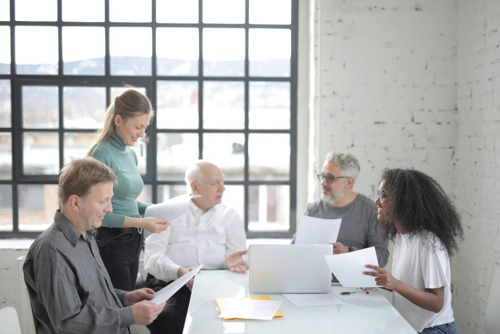 Equipe professionnelle dans un bureaux entrain d'échanger sur un projet