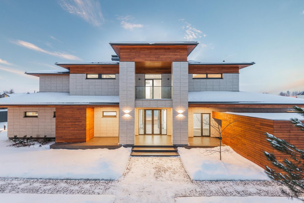 Une grande maison individuelle